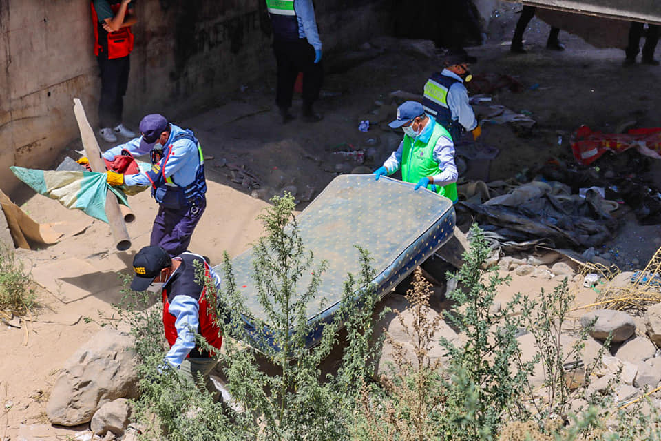 Limpieza y desalojo de personas de mal vivir en el Puente Santa Rita