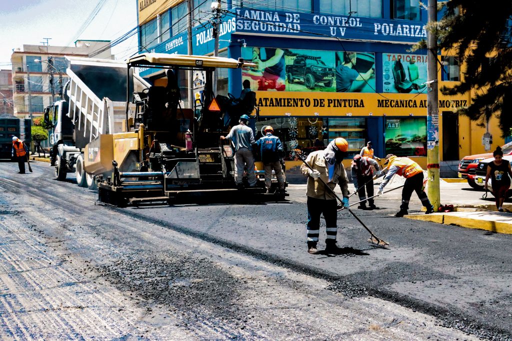 Realizan trabajos de asfaltado en la calle Juan Manuel Polar